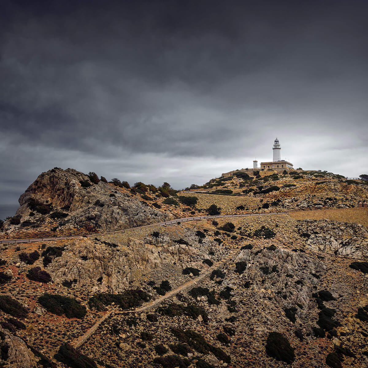 Phare avec des nuages de tempête