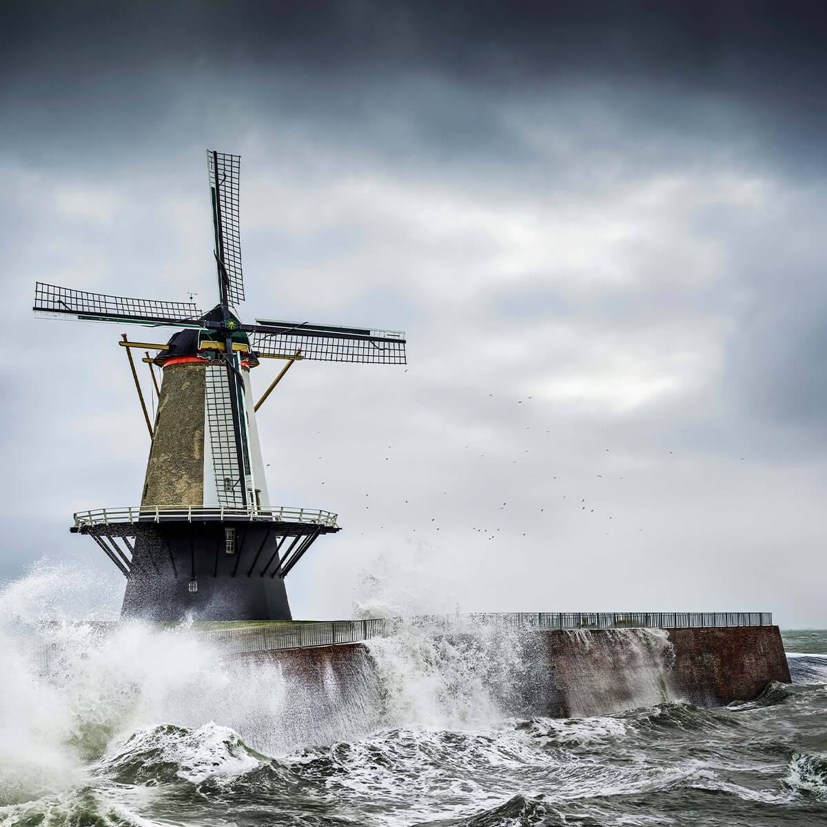 Moulin avec des vagues de tempête