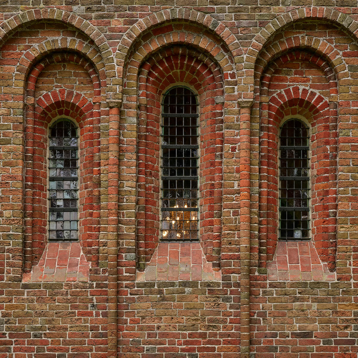 Backsteinmauer mit Bögen und Fenstern