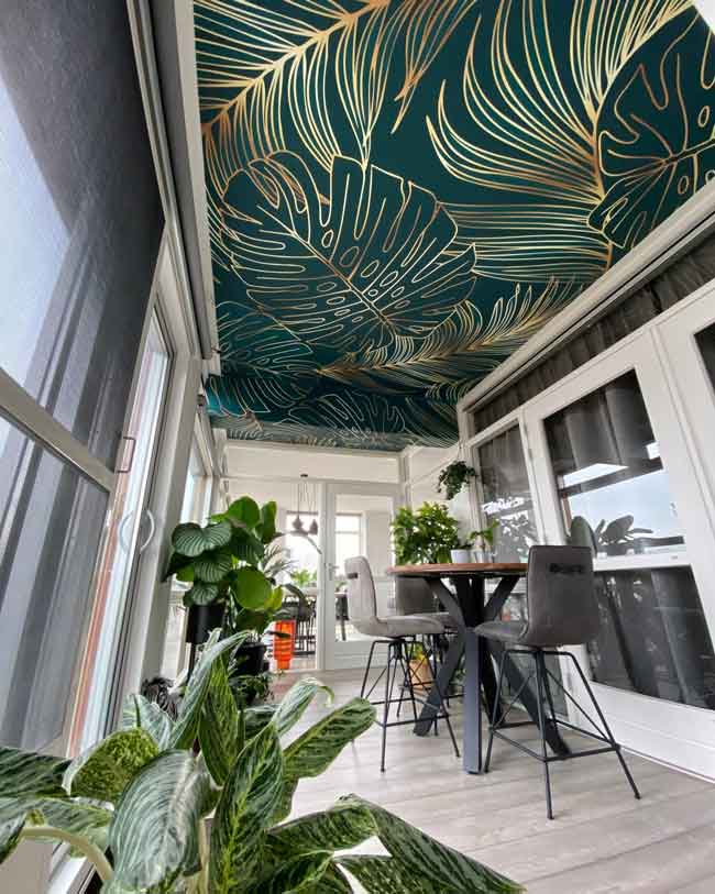Tropical leaves wallpaper on a ceiling for a fresh, green look
